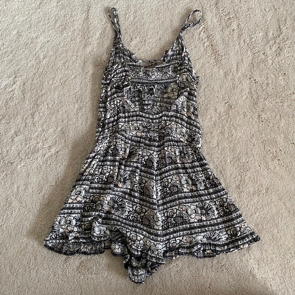 American Eagle Grey Floral Lace Up Romper - Picture 3 of 6
